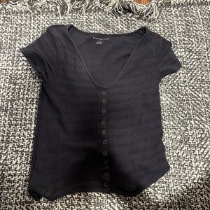 gray cropped t shirt v neck with button up details